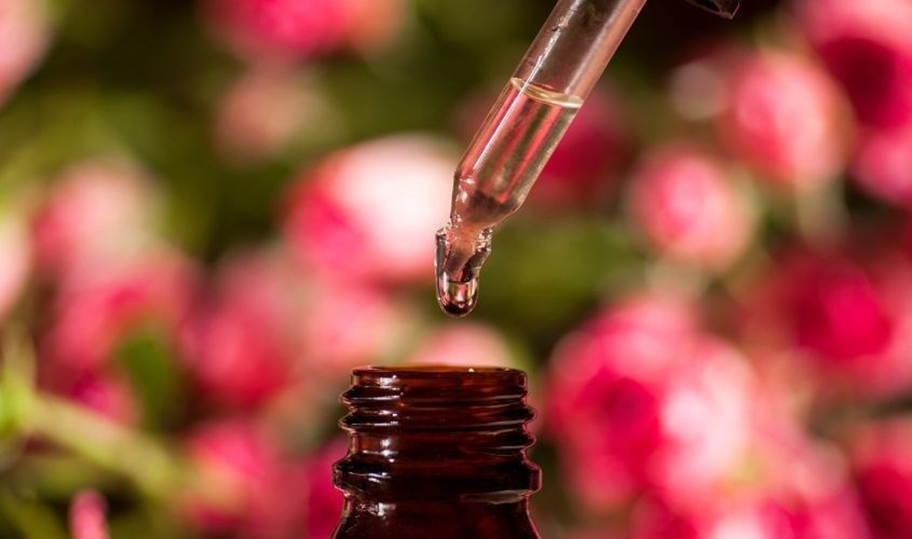 Nước hoa hồng tự nhiên chưng cất theo đúng phương pháp thủ công được đánh giá rất cao về độ an toàn cũng như chất lượng.