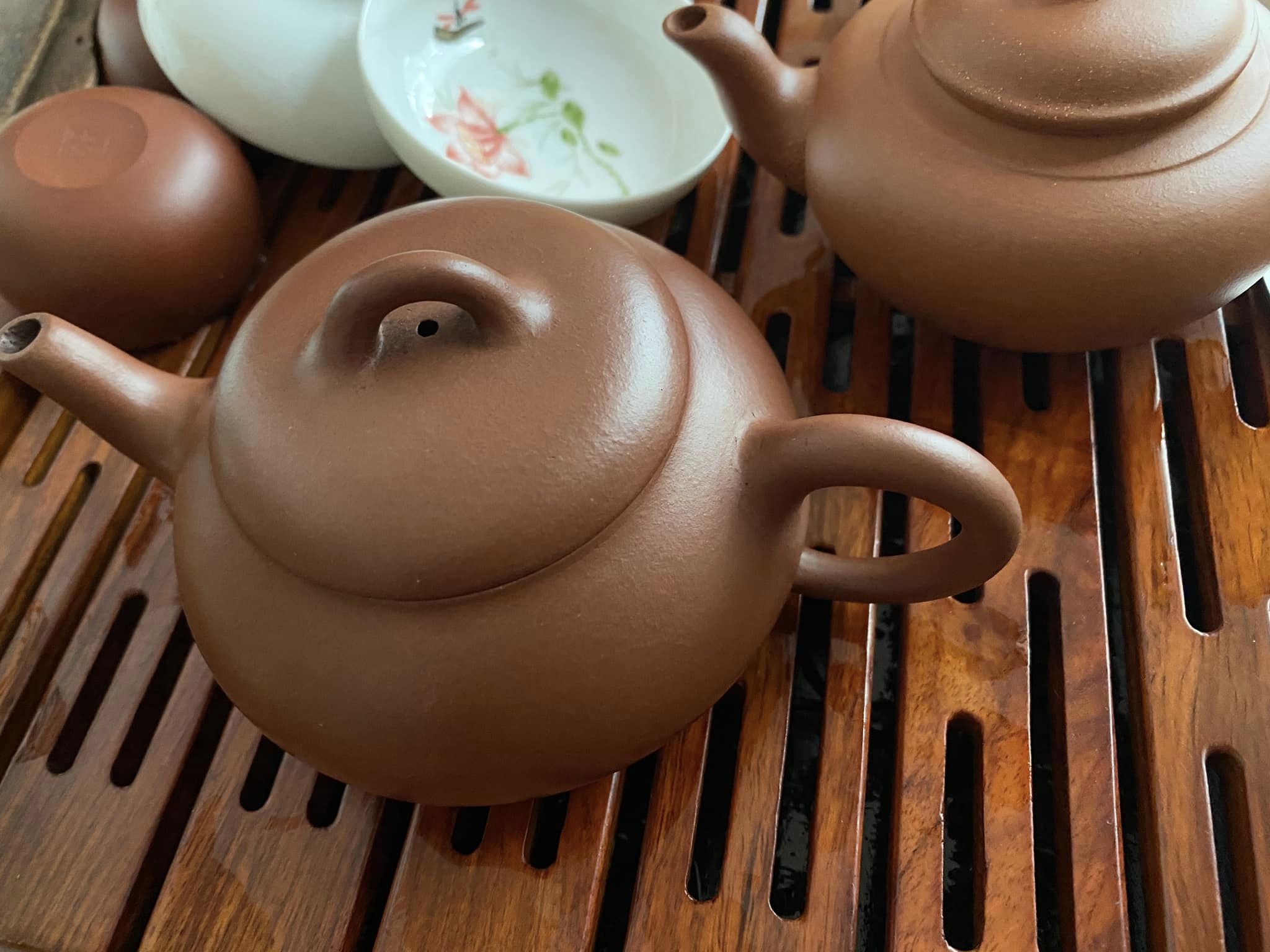 Cách pha trà Shan tuyết đúng chuẩn phải dùng ấm đất, chứ không chuộng các dòng ấm men gốm sứ.